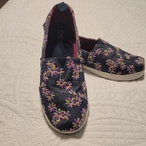 TOMS Floral Navy Embroidered Slip-On Shoes
